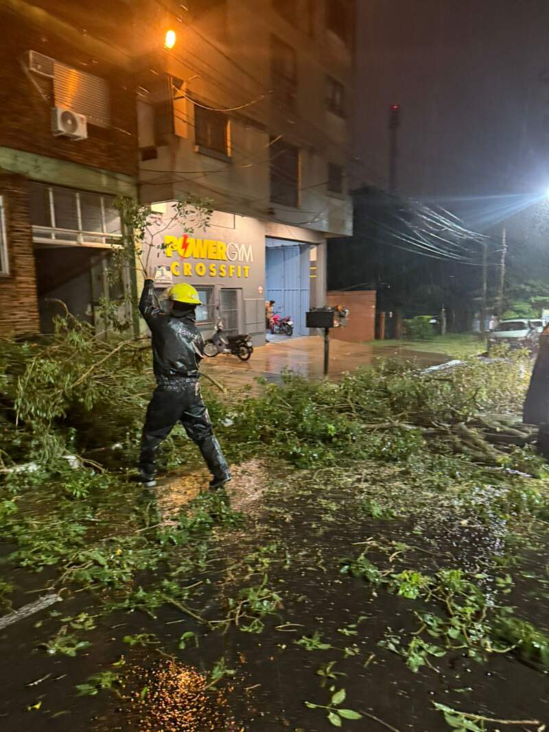 Fuego, tormentas y asistencia comunitaria: intenso despliegue de los bomberos de la Policía en distintos puntos de Misiones imagen-4