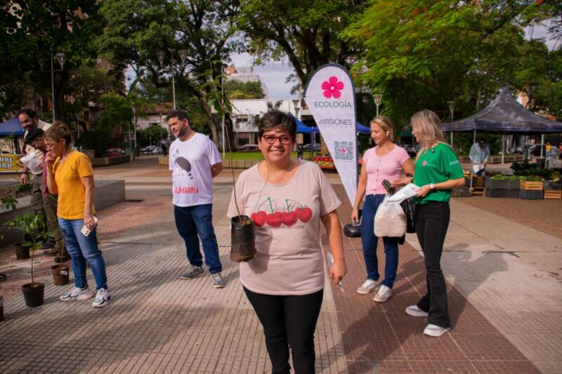 En el Día de la Selva Misionera se promovió la reforestación y el cuidado ambiental con entrega de plantines a vecinos de Posadas imagen-8