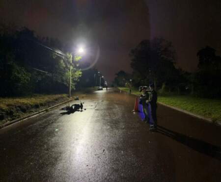 Murió un motociclista tras despistar en una avenida de Puerto Iguazú imagen-4