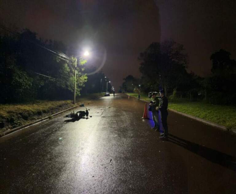 Murió un motociclista tras despistar en una avenida de Puerto Iguazú Murió un motociclista tras despistar en una avenida de Puerto Iguazú imagen-37