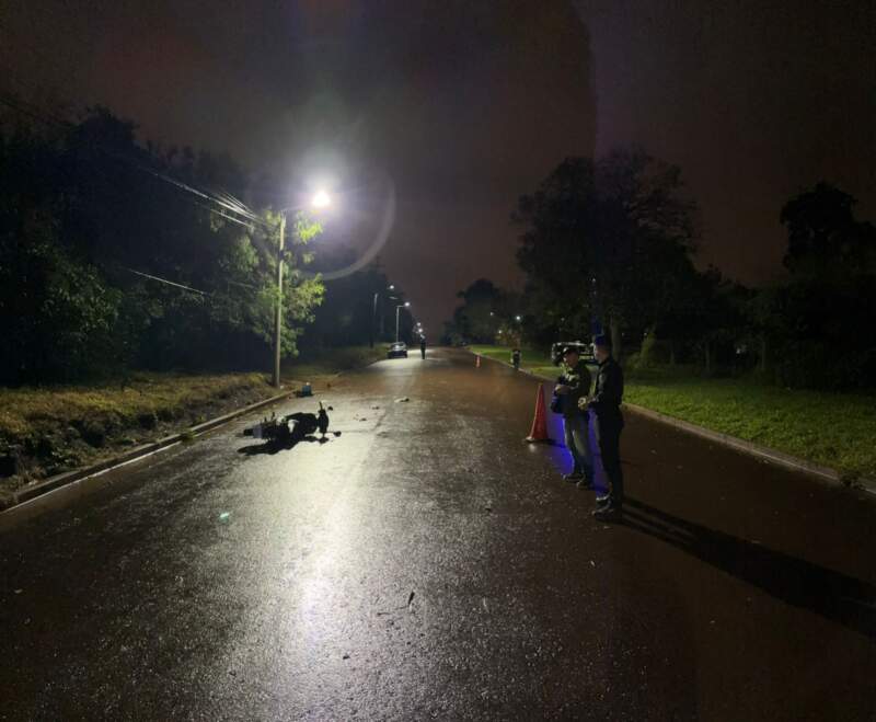 Murió un motociclista tras despistar en una avenida de Puerto Iguazú imagen-12