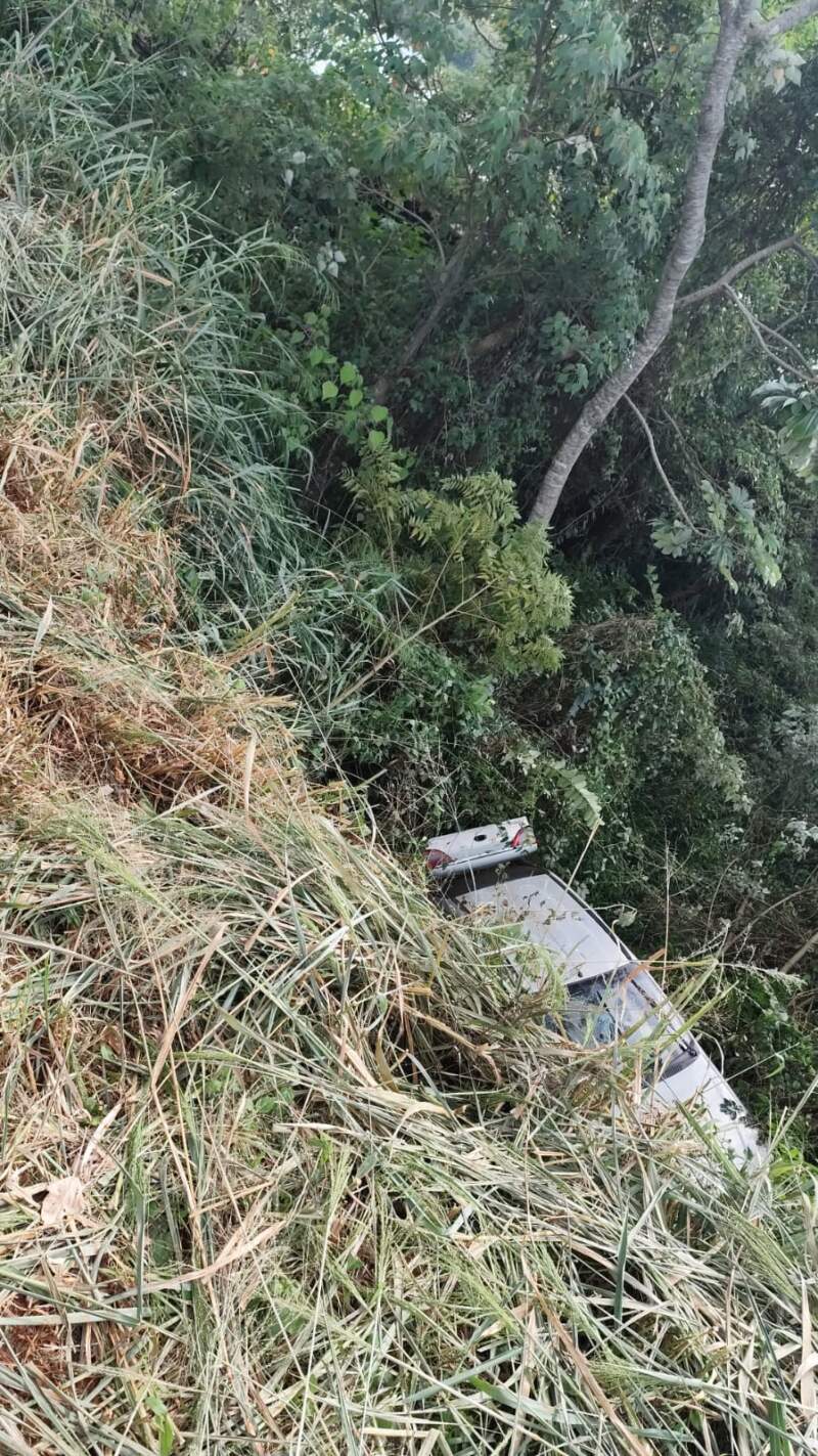 Tomaba mate junto a su auto y el vehículo terminó cayendo a un barranco en Corpus Christi 3 Tomaba mate junto a su auto y el vehículo terminó cayendo a un barranco en Corpus Christi imagen-2