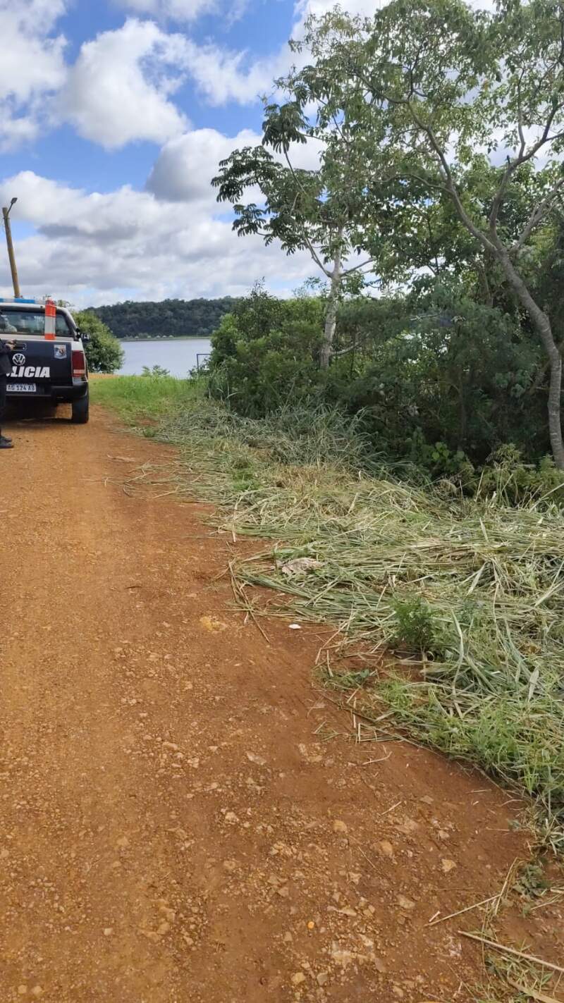 Tomaba mate junto a su auto y el vehículo terminó cayendo a un barranco en Corpus Christi 5 Tomaba mate junto a su auto y el vehículo terminó cayendo a un barranco en Corpus Christi imagen-4