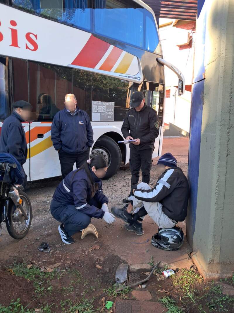 Choque entre una motocicleta y un micro en Posadas 3 Choque entre una motocicleta y un micro en Posadas imagen-2