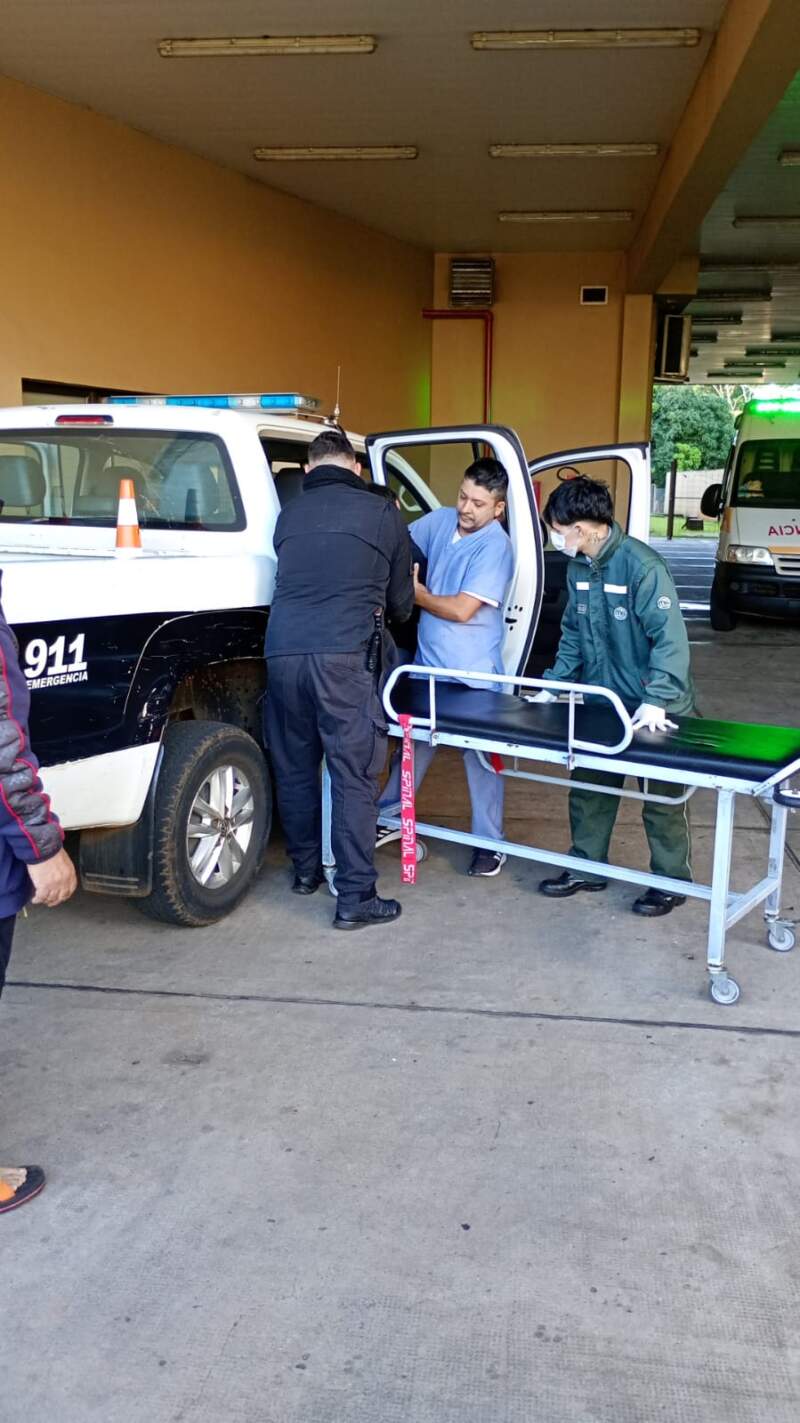 Sufrió una aparente crisis convulsiva en la vía pública y policías la trasladaron de urgencia al hospital en Posadas imagen-2