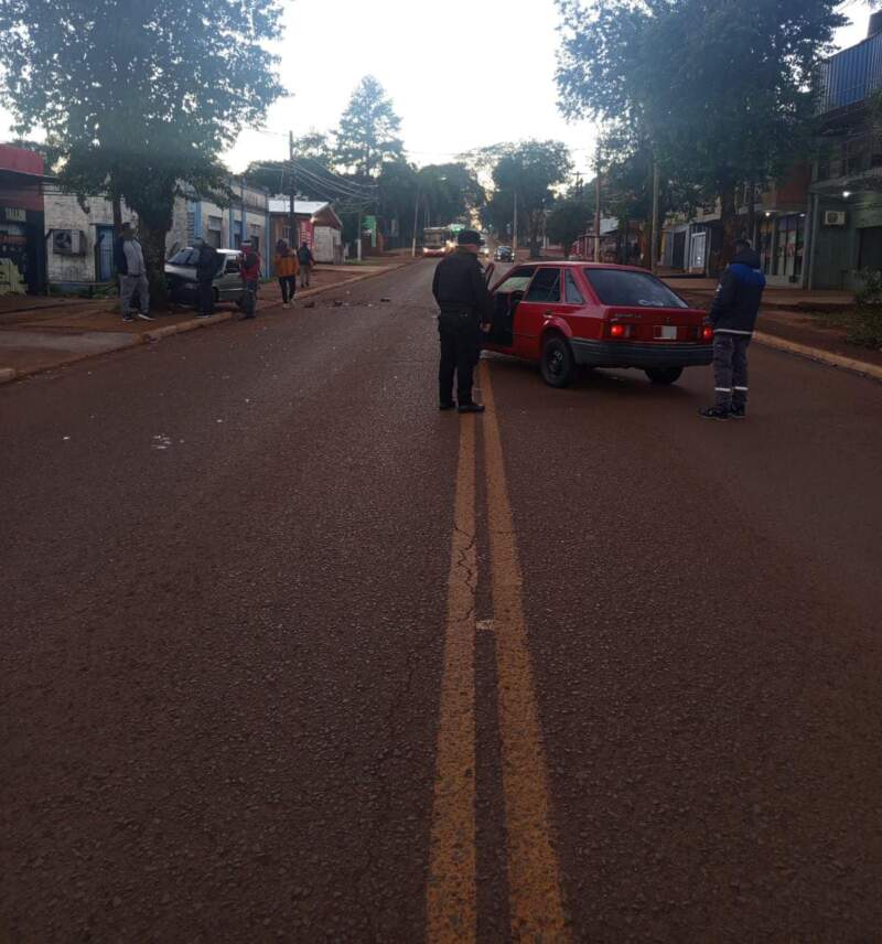 Se durmió al volante y chocó contra un auto estacionado en Eldorado imagen-6