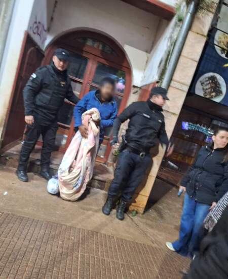 En las gélidas noches registradas en Misiones, la Policía asistió y resguardó a 16 personas vulnerables en Eldorado y Oberá imagen-11