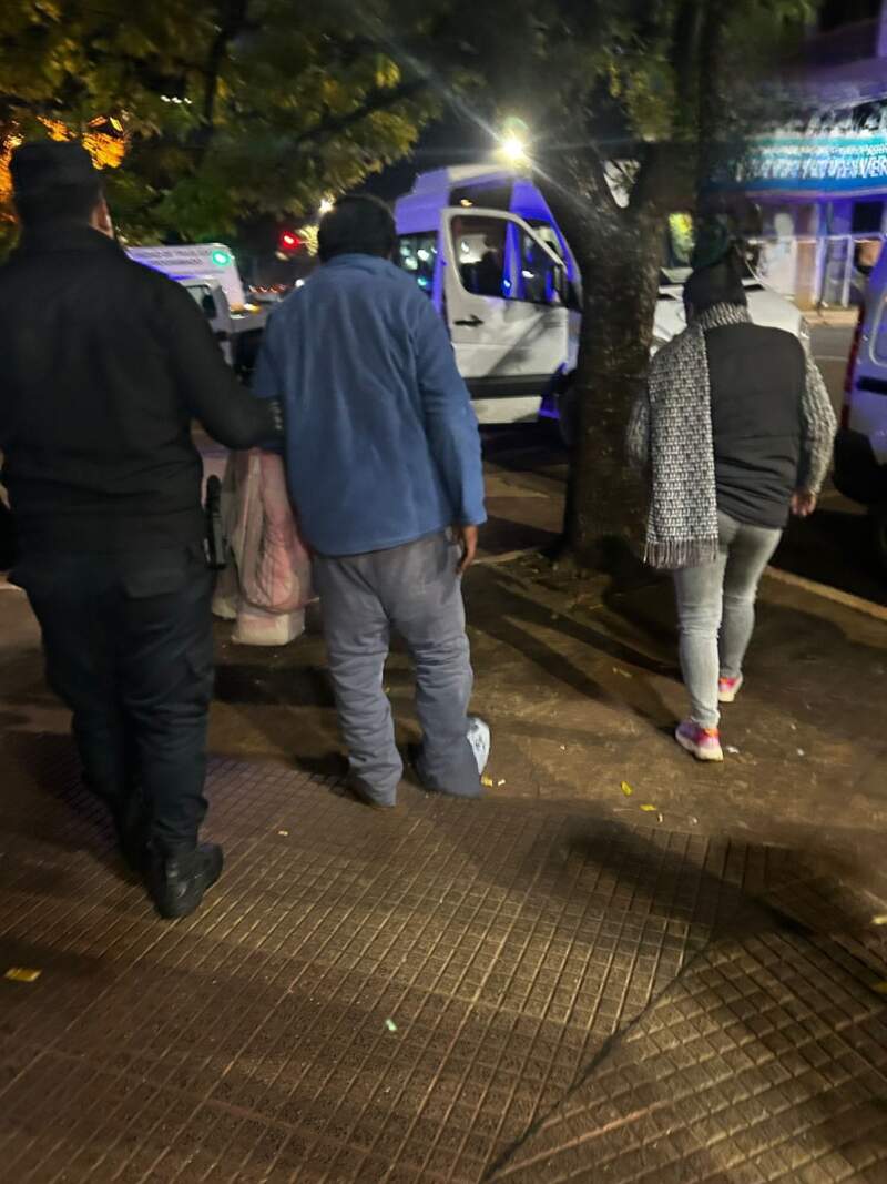 En las gélidas noches registradas en Misiones, la Policía asistió y resguardó a 16 personas vulnerables en Eldorado y Oberá imagen-10
