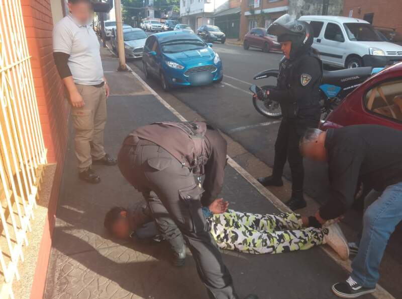 Con el "fitito" no: forzaba un clásico Fiat 600 y una patrulla urbana lo arrestó de inmediato en pleno centro posadeño imagen-2