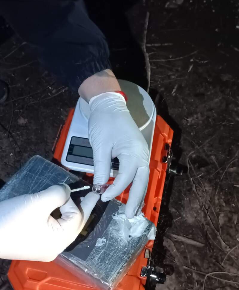 La Policía incautó más de un kilo de cocaína valuado en casi $25 millones tras una persecución por el monte en Puerto Iguazú imagen-6