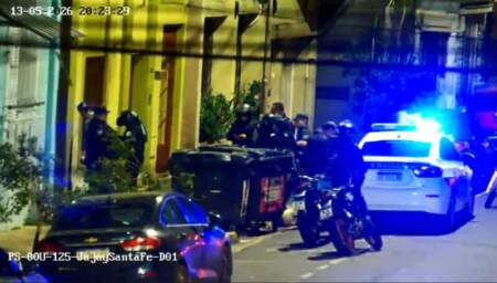 Merodeaban autos estacionados y cayeron dos presuntos ladrones de baterías en Posadas imagen-11