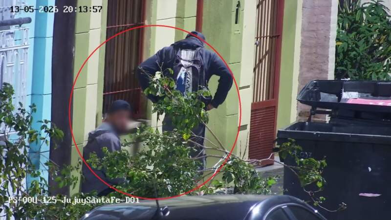 Merodeaban autos estacionados y cayeron dos presuntos ladrones de baterías en Posadas 5 Merodeaban autos estacionados y cayeron dos presuntos ladrones de baterías en Posadas imagen-4