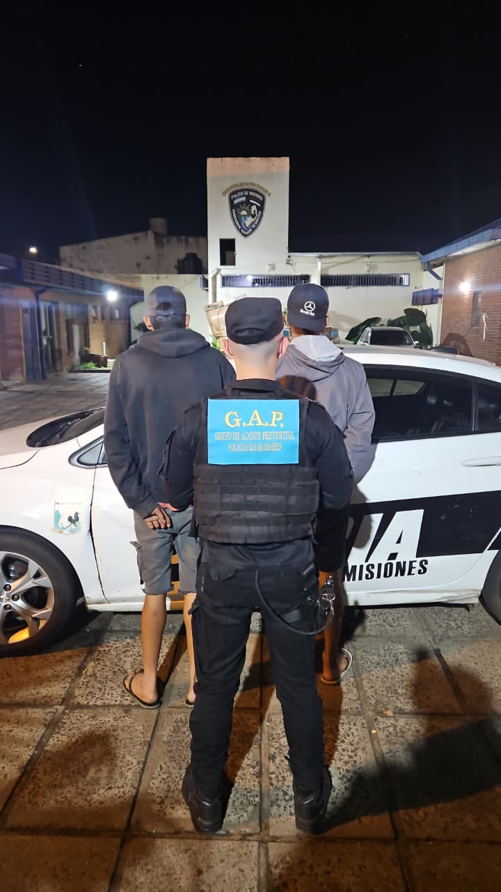 Merodeaban autos estacionados y cayeron dos presuntos ladrones de baterías en Posadas 3 Merodeaban autos estacionados y cayeron dos presuntos ladrones de baterías en Posadas imagen-2