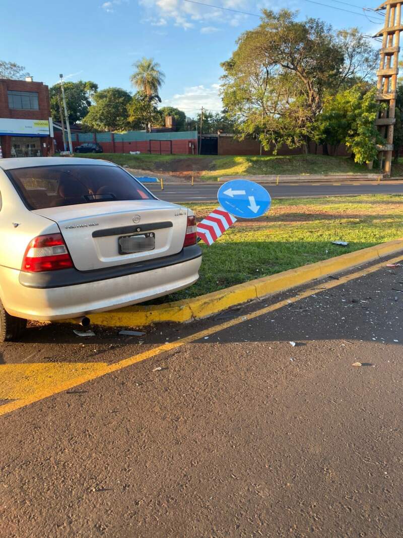 Colisión entre dos autos en una rotonda de Posadas dejó a un hombre y a un bebé lesionados 3 Colisión entre dos autos en una rotonda de Posadas dejó a un hombre y a un bebé lesionados imagen-2