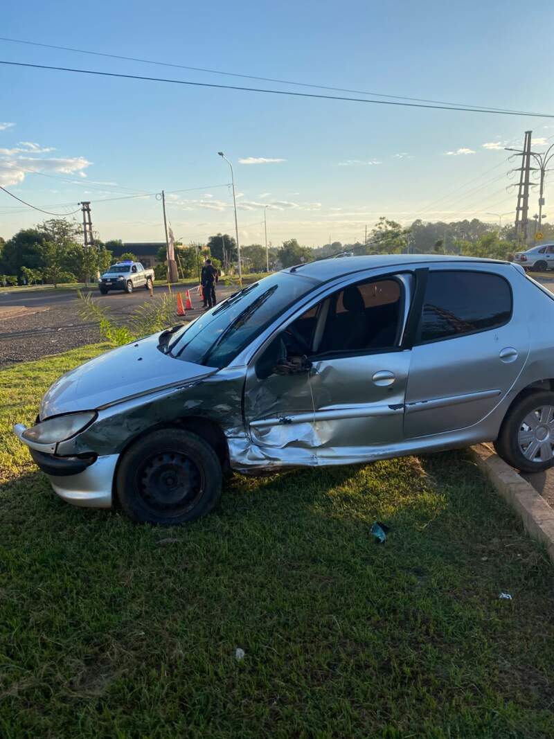 Colisión entre dos autos en una rotonda de Posadas dejó a un hombre y a un bebé lesionados 7 Colisión entre dos autos en una rotonda de Posadas dejó a un hombre y a un bebé lesionados imagen-6