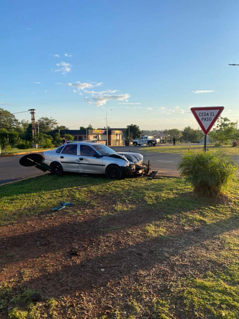 Colisión entre dos autos en una rotonda de Posadas dejó a un hombre y a un bebé lesionados 5 Colisión entre dos autos en una rotonda de Posadas dejó a un hombre y a un bebé lesionados imagen-4