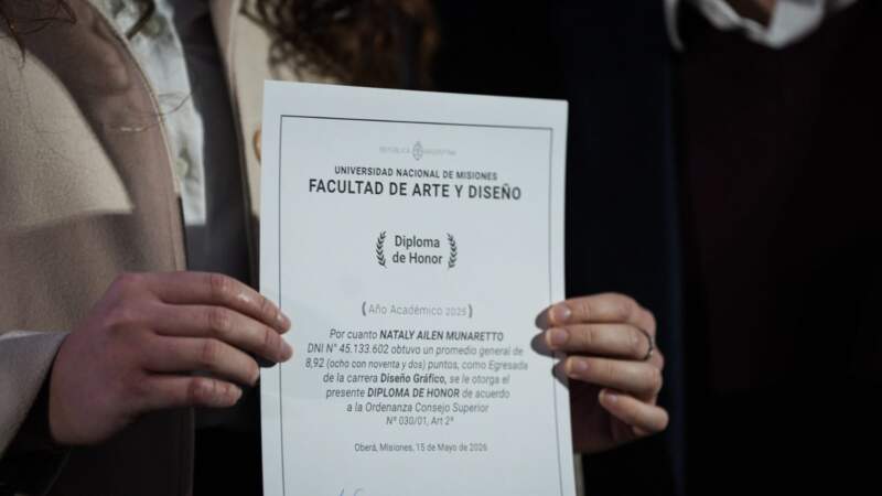 "Hay esperanza en la educación pública, es por ahí", destacó el Gobernador en el acto de colación de 141 egresados de Arte y Diseño, de Oberá imagen-14
