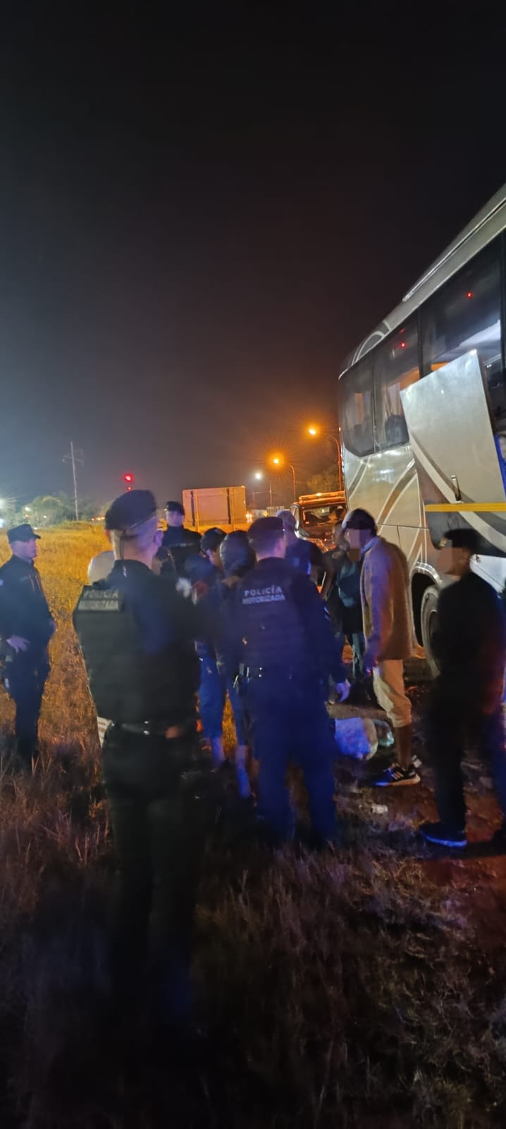 Interceptaron un micro en plena ruta tras disturbios provocados por tres pasajeros imagen-2