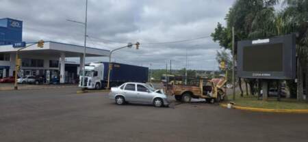 Choque entre una camioneta y un auto en Alem dejó dos mujeres lesionadas imagen-11