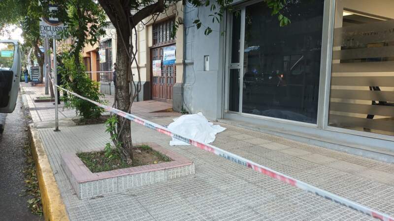 Investigan la muerte de un hombre que se habría descompensado en plena vía pública en Posadas imagen-7