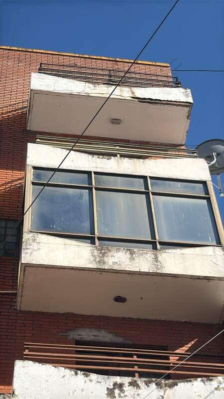 “No hay personas lesionadas de casualidad”: se desplomó parte de un balcón en Posadas imagen-11
