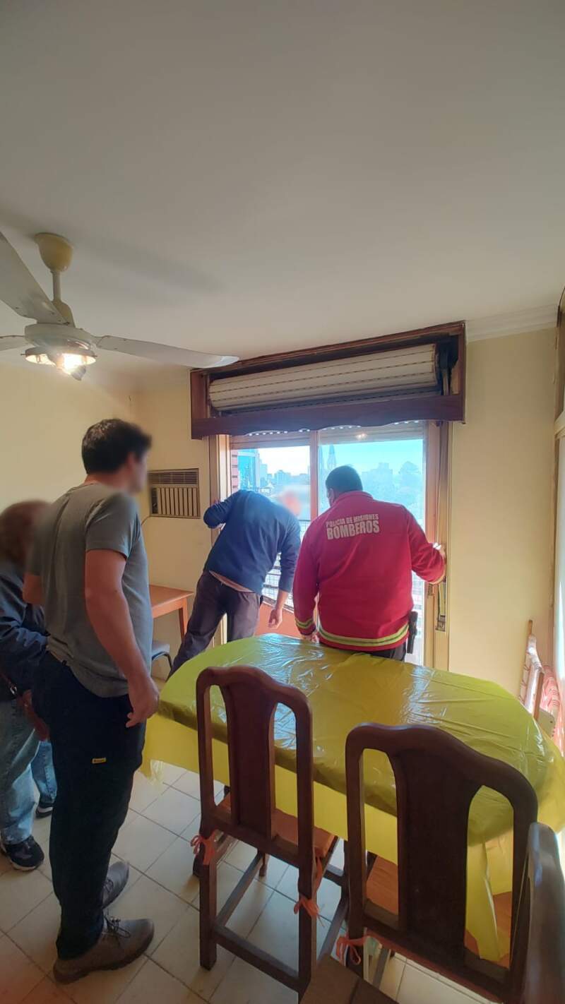 Desprendimiento de mampostería de un departamento en Posadas: dicen que "no hay riesgo de colapso estructural en el edificio" imagen-13