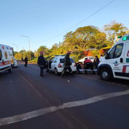 Un hierro salió despedido de un camión e impactó contra un vehículo en Oberá: el conductor resultó herido imagen-11