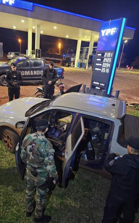 Andresito: quiso evadir un control, chocó contra un poste y fue detenido con una camioneta robada en Buenos Aires Andresito: quiso evadir un control, chocó contra un poste y fue detenido con una camioneta robada en Buenos Aires imagen-4