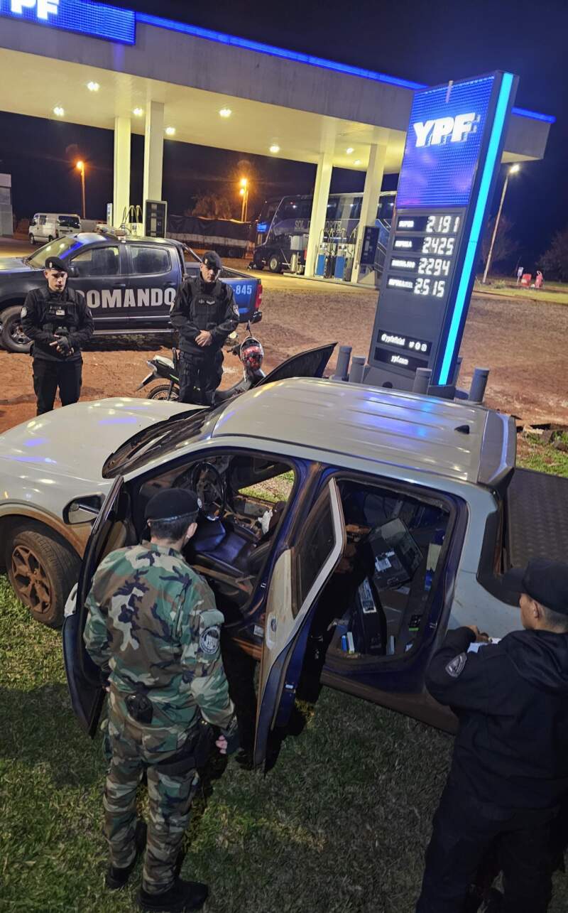 Andresito: quiso evadir un control, chocó contra un poste y fue detenido con una camioneta robada en Buenos Aires imagen-13