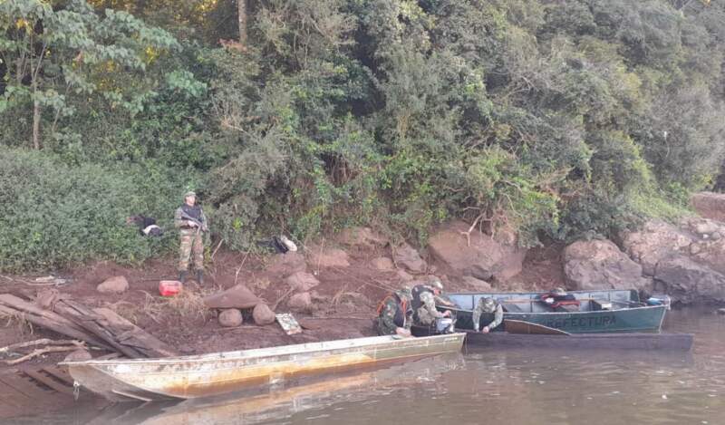 Misiones: Prefectura rescató a cuatro personas que cayeron al río Uruguay tras frustrar un intento de contrabando de un equino 3 Misiones: Prefectura rescató a cuatro personas que cayeron al río Uruguay tras frustrar un intento de contrabando de un equino imagen-2