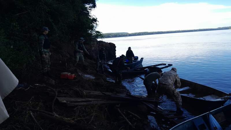 Misiones: Prefectura rescató a cuatro personas que cayeron al río Uruguay tras frustrar un intento de contrabando de un equino 5 Misiones: Prefectura rescató a cuatro personas que cayeron al río Uruguay tras frustrar un intento de contrabando de un equino imagen-4