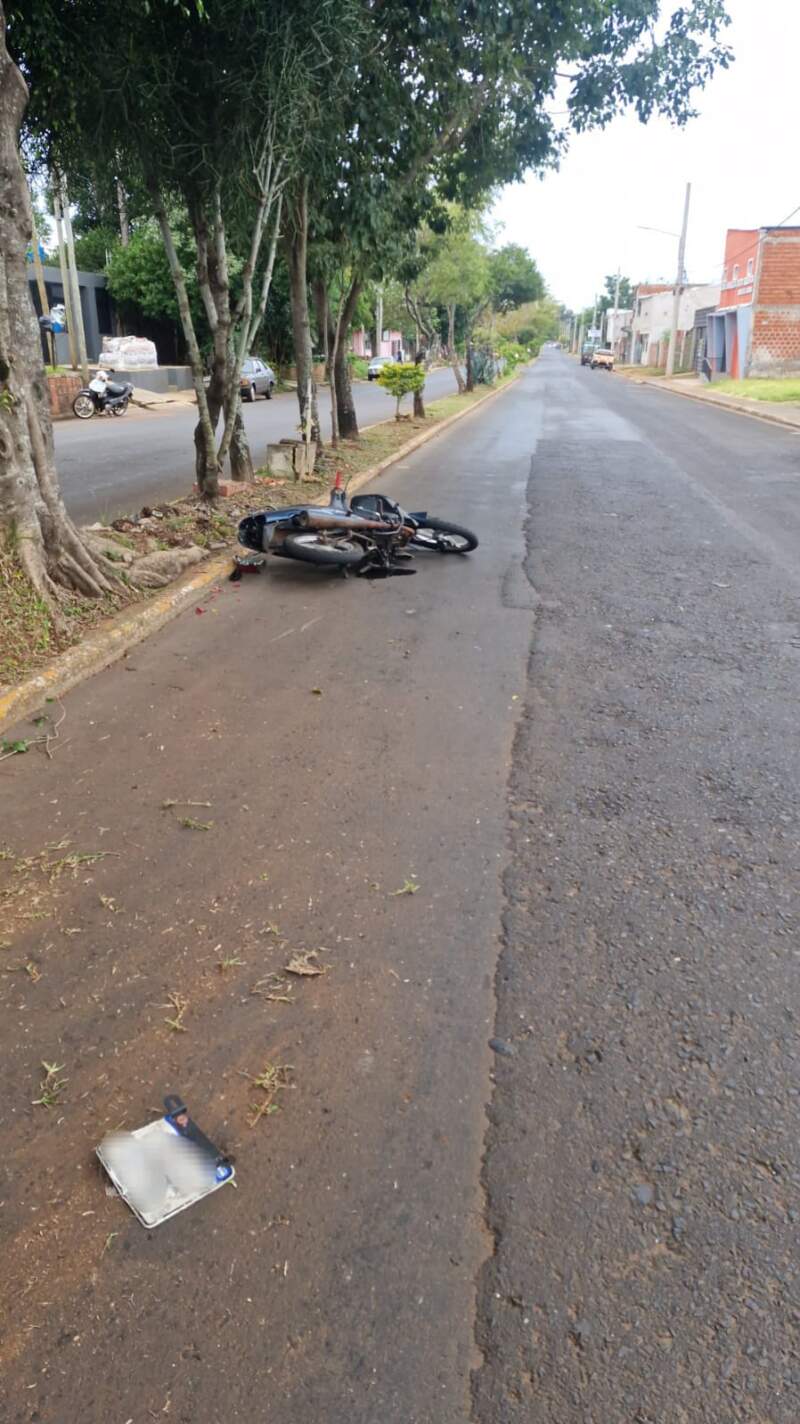 Dos hombres resultaron lesionados tras chocar en motocicleta contra un árbol en Posadas 3 Dos hombres resultaron lesionados tras chocar en motocicleta contra un árbol en Posadas imagen-2