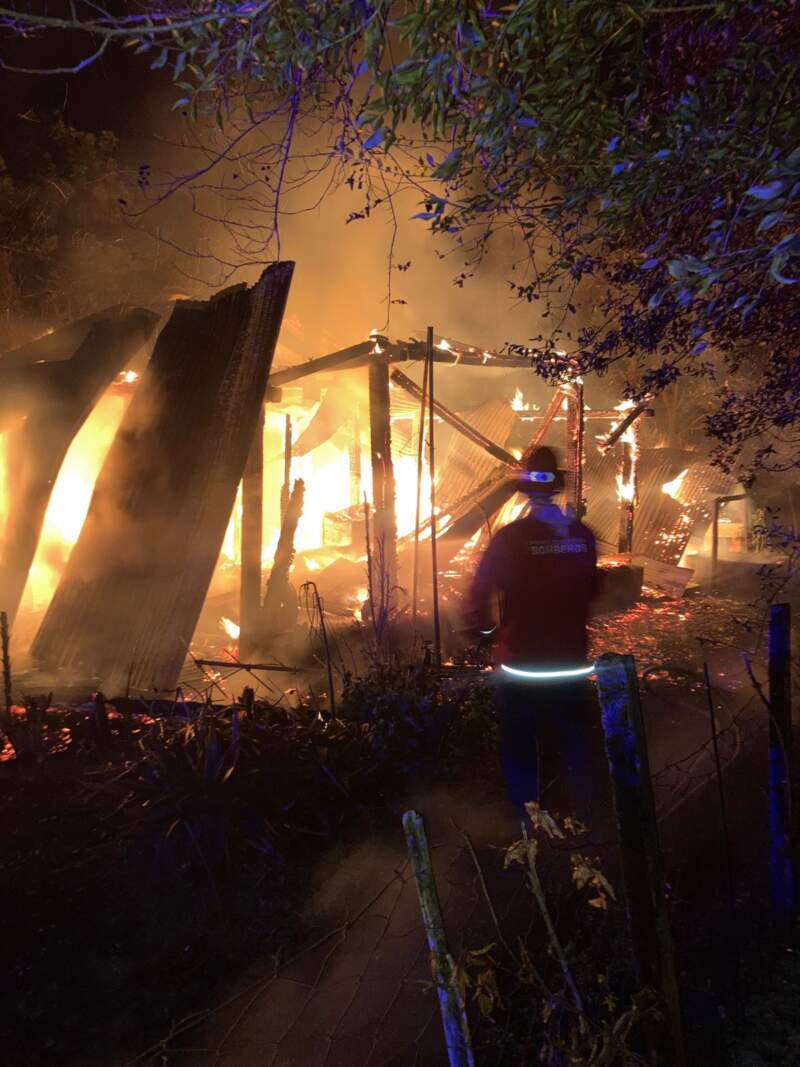 Voraz incendio en Santa Ana terminó en tragedia: hallaron un cuerpo tras remover los escombros imagen-6