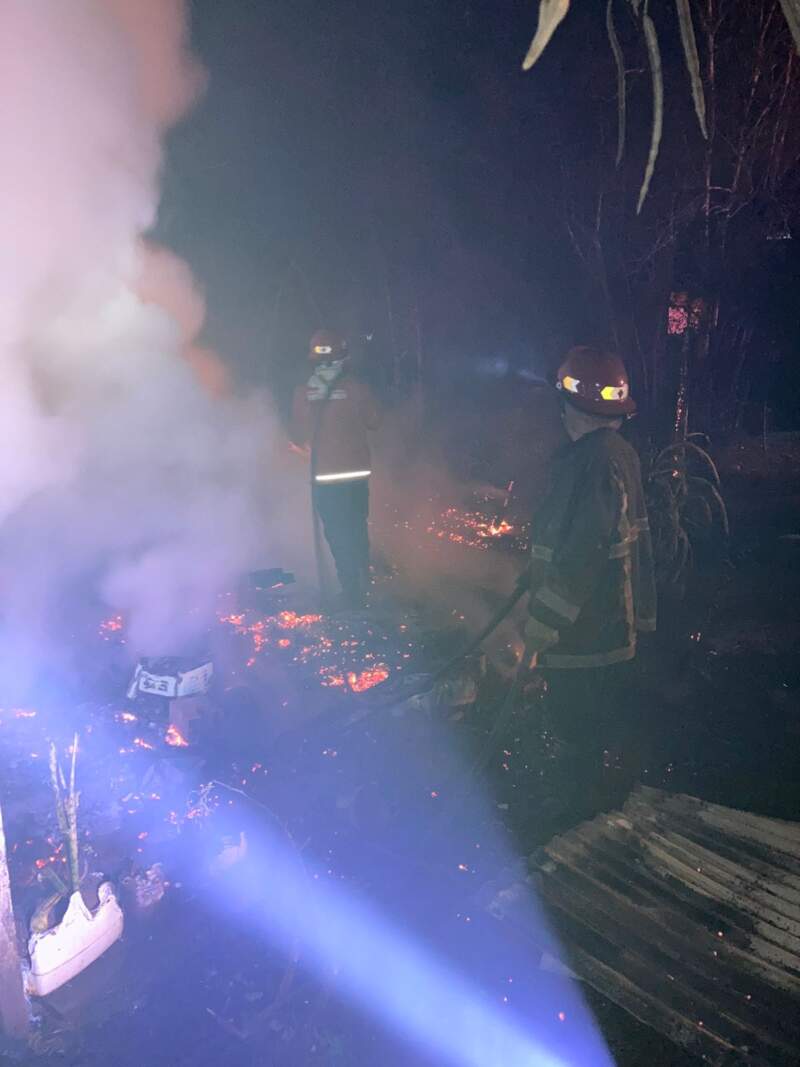 Voraz incendio en Santa Ana terminó en tragedia: hallaron un cuerpo tras remover los escombros imagen-2