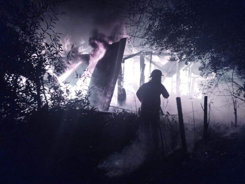 Voraz incendio en Santa Ana terminó en tragedia: hallaron un cuerpo tras remover los escombros imagen-4