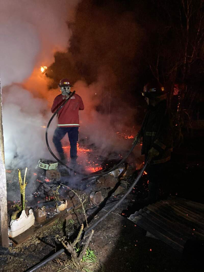 Voraz incendio en Santa Ana terminó en tragedia: hallaron un cuerpo tras remover los escombros imagen-6