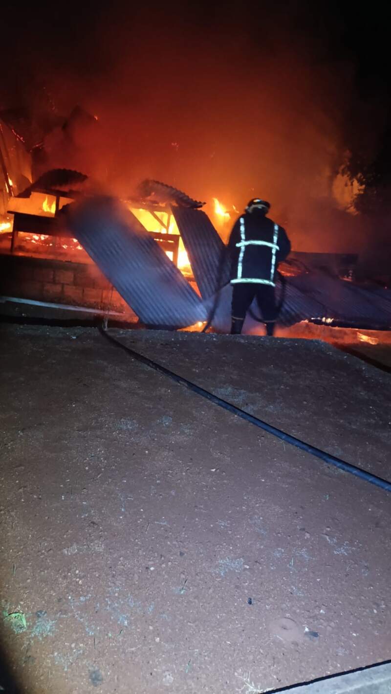 Incendió por error la casa de un tercero tras una pelea y terminó detenido junto a otro hombre que entorpeció el operativo imagen-6