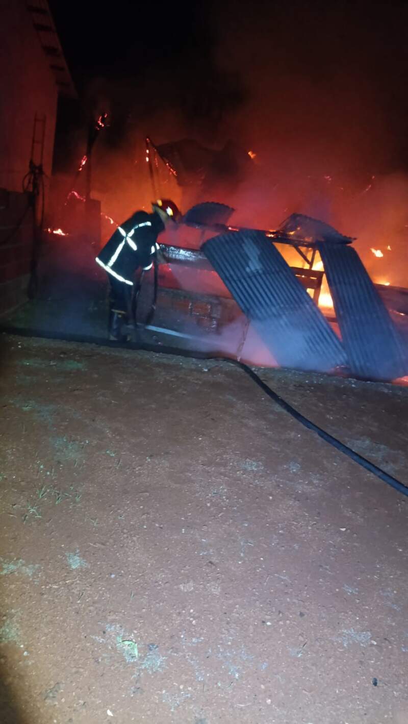 Incendió por error la casa de un tercero tras una pelea y terminó detenido junto a otro hombre que entorpeció el operativo imagen-4