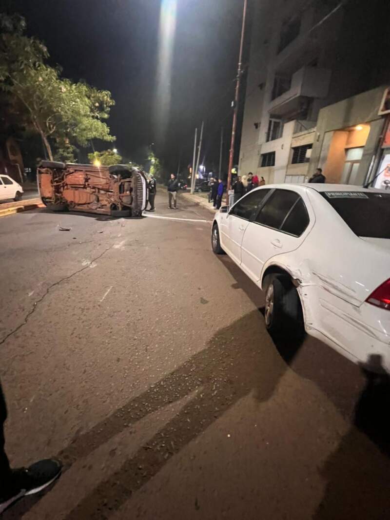 Despistó al intentar esquivar un perro y terminó volcando en Posadas imagen-6