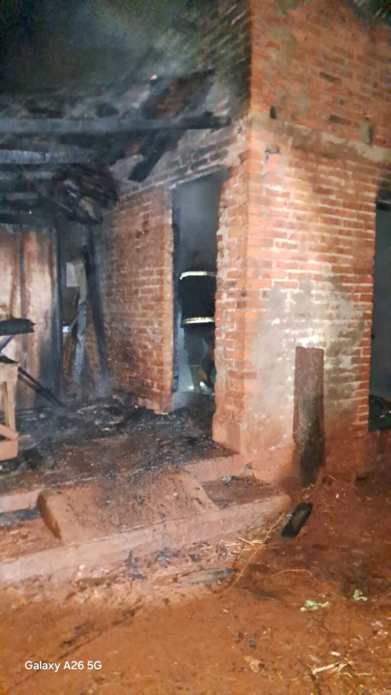 Un hombre falleció durante el incendio de una vivienda en Jardín América imagen-13