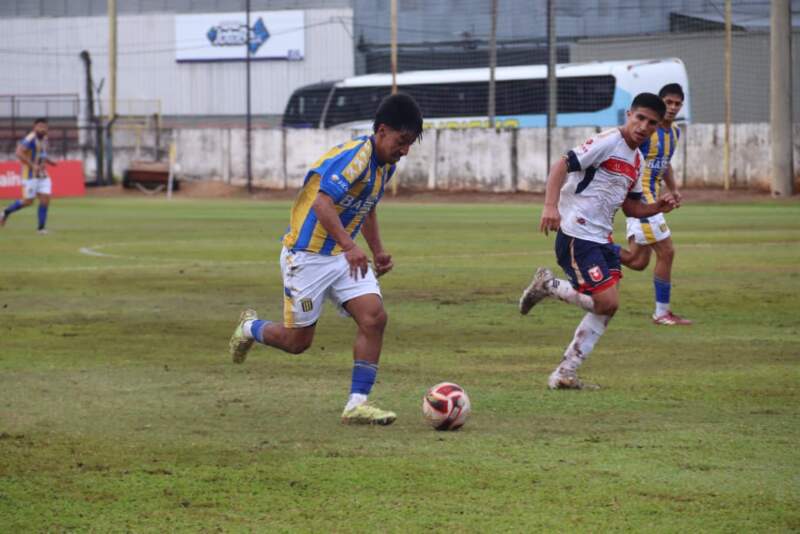 Fútbol: Mitre ganó y es líder imagen-4