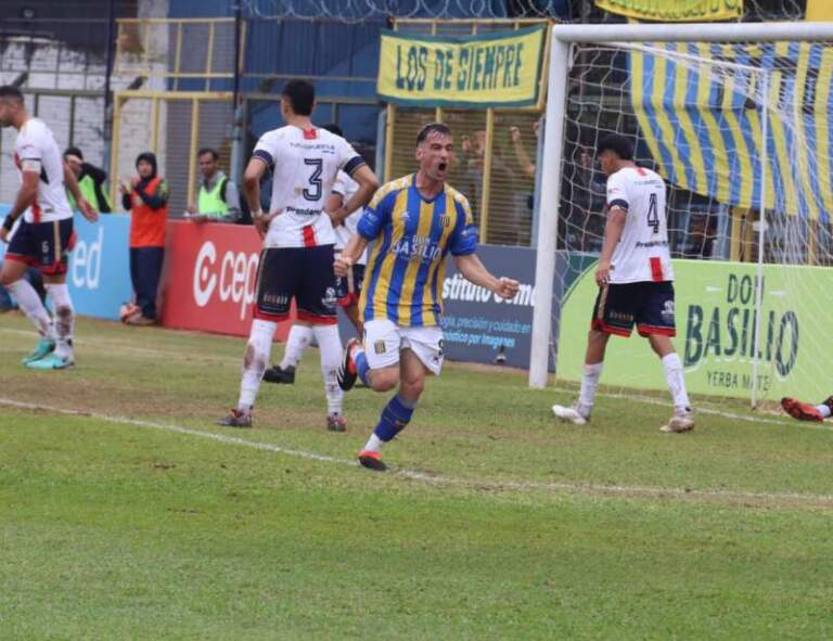 Fútbol: Mitre ganó y es líder imagen-22