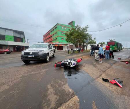 Un motociclista resultó lesionado tras colisionar con un colectivo en Garupá imagen-5