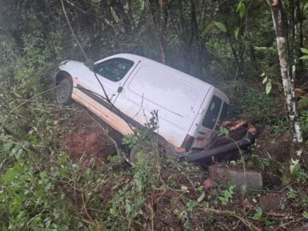 Despiste de un automóvil en Garuhapé dejó cinco personas lesionadas imagen-5