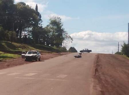 Siniestro vial entre un automóvil y una motocicleta dejó un hombre lesionado en Posadas imagen-5