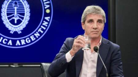 Caputo anunció superávit fiscal, mientras la actividad económica sigue en retroceso imagen-2