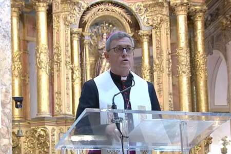 Frente a Milei, el arzobispo García Cuerva lanzó una dura advertencia: “Basta de la división y la polarización” imagen-11