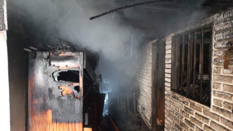 Un incendio provocó daños materiales en una vivienda y depósitos de Posadas imagen-1