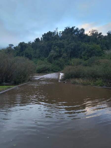 Cerraron el acceso a los Saltos del Moconá por la crecida del arroyo Yabotí imagen-4
