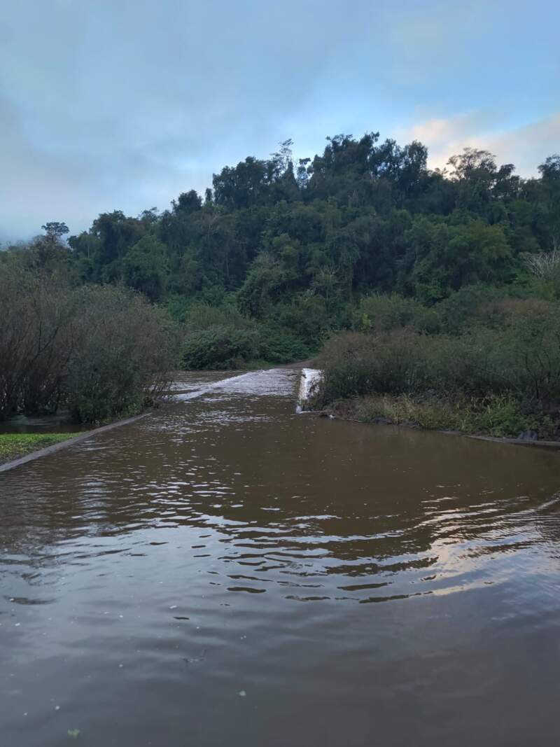 Cerraron el acceso a los Saltos del Moconá por la crecida del arroyo Yabotí imagen-9